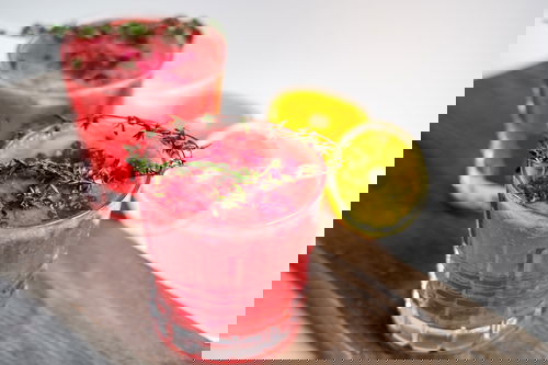 ברד תותים או אבטיח מתובל בבזיליקום