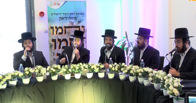 "נחמו נחמו בכיכר": מופע בין הזמנים בחצות