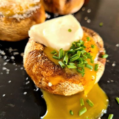 ביצת עין אפויה בתוך פטריית שמפיניון