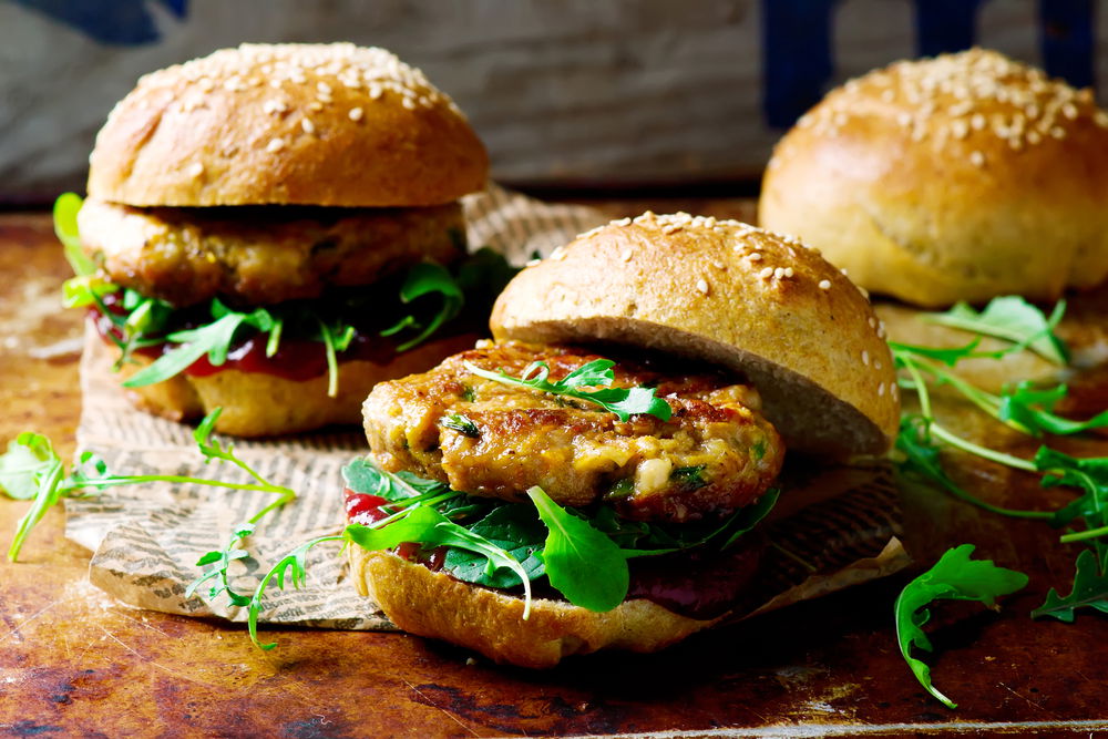 המבורגר עוף ואבוקדו