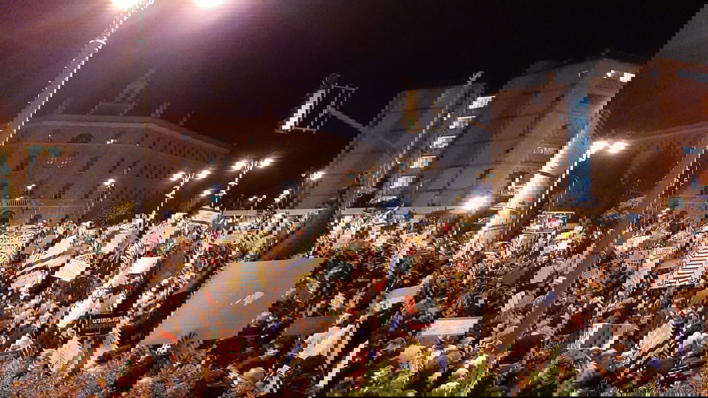 הפגנות נגד נתניהו בבלפור, הערב