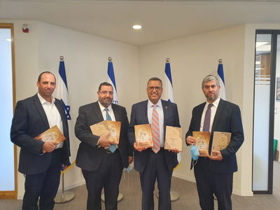 ליאון בחלוקת הספרים