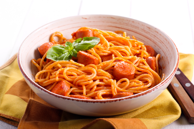 לא לילדים בלבד: פסטה ונקניקיות ברוטב עגבניות