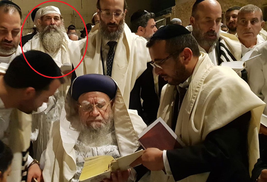 רבי עמרם דוד ז"ל מאחורי הראש"ל זצ"ל, במוצאי כיפור