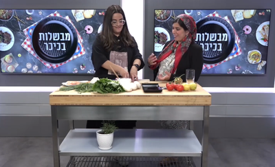 מבשלות בכיכר: מורן פינטו מכינה כדורי סלמון מעושן במילוי גבינת שמנת