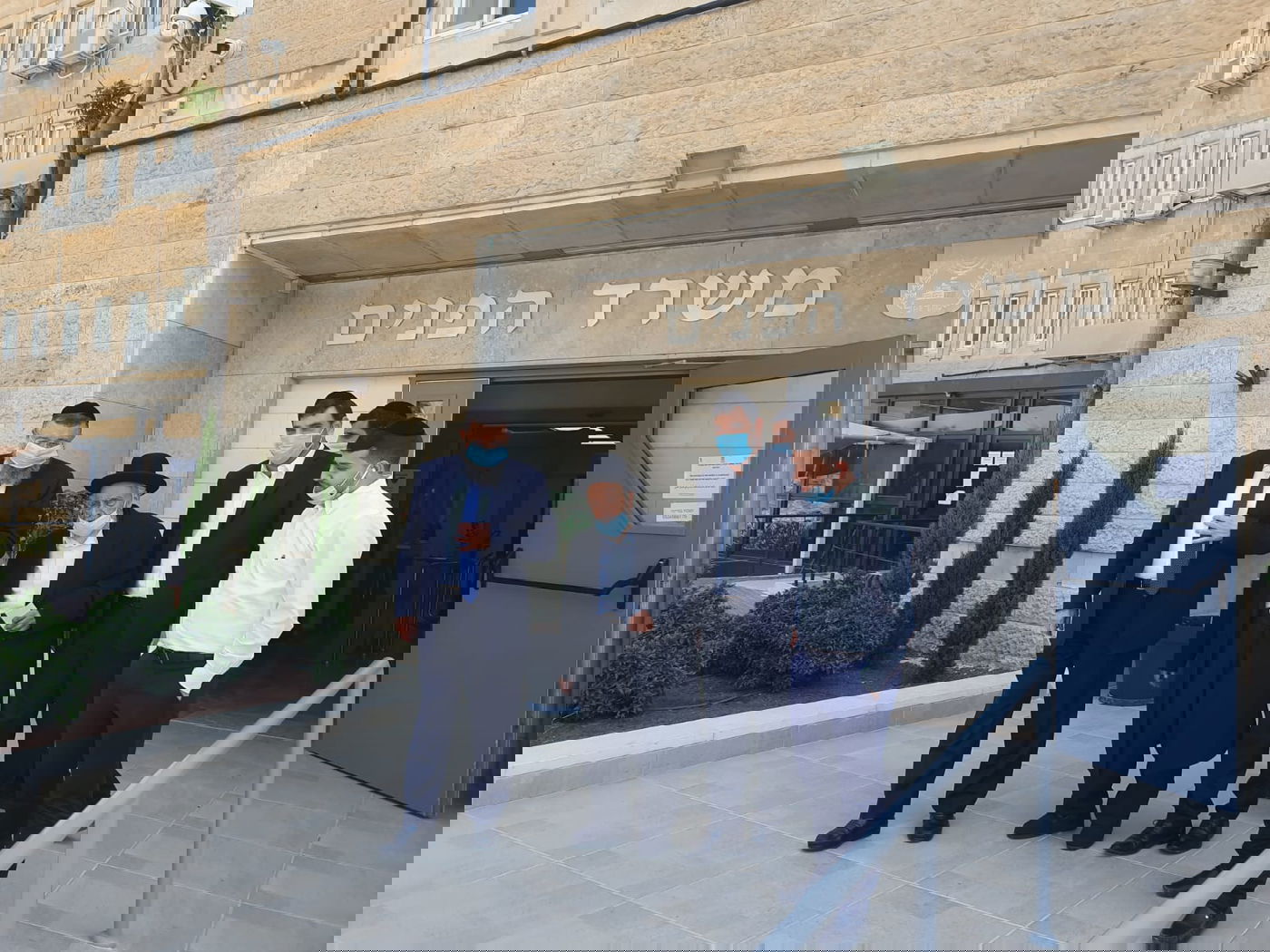 אורח מפתיע במשרד הפנים: הגר"ש בעדני