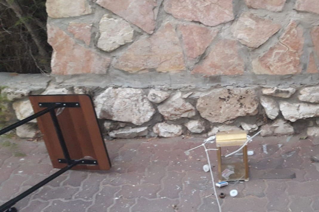 שנאת חרדים: אישה הזיקה לציוד של 'מנין חצר'