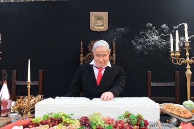 מיצג המבזה את נתניהו