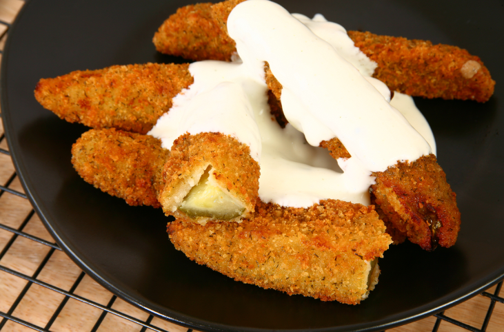 איך לא הכרנו את זה קודם: מלפפונים חמוצים בציפוי פנקו