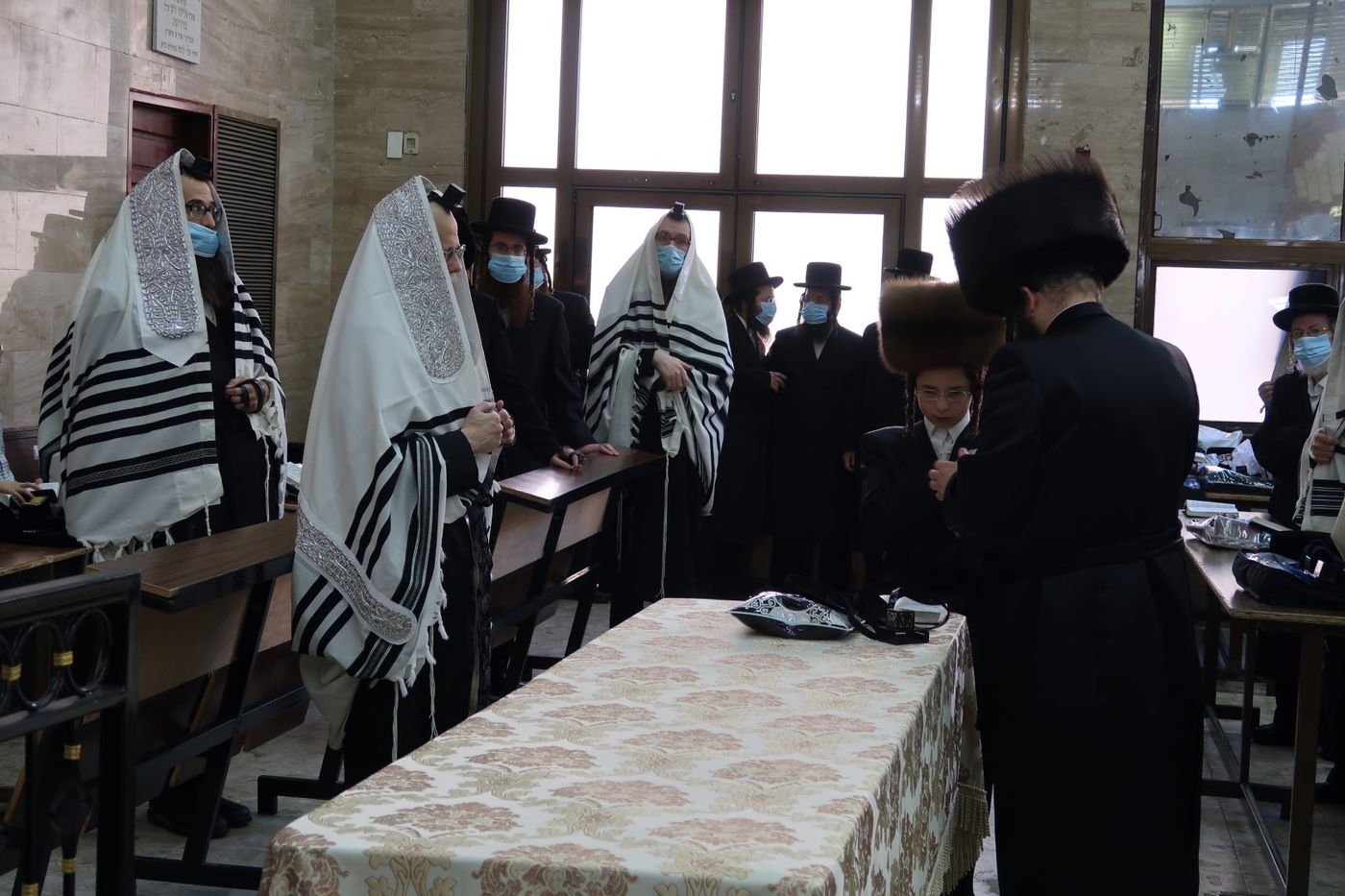 האדמו"ר מסערט ויז'ניץ הניח תפילין לנכדו