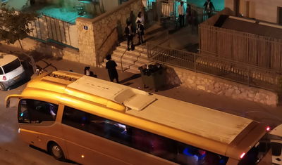 הלמות קולות חתונה בבית ספר, מול בתי מגורים