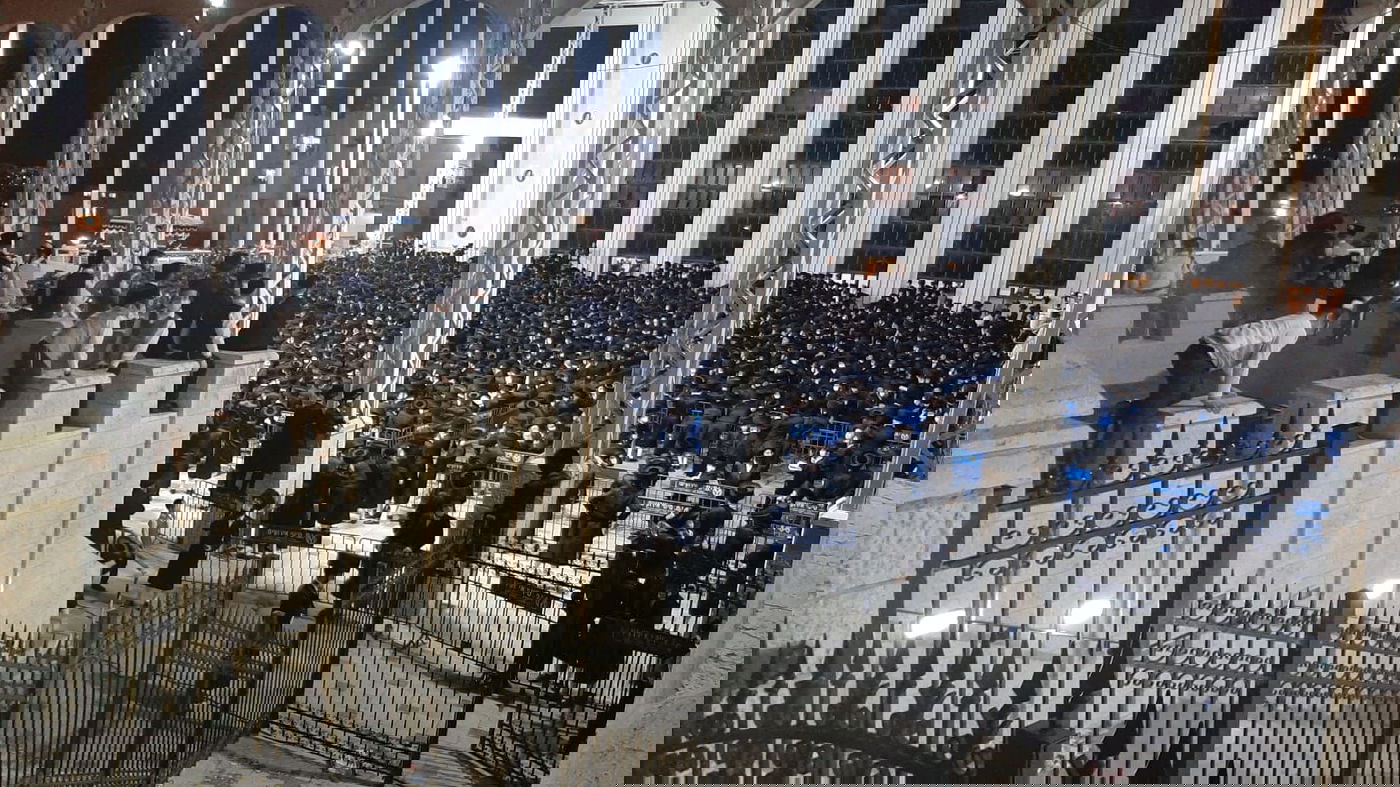 עם קפסולות ומסכות: תיעוד החופה בבעלזא