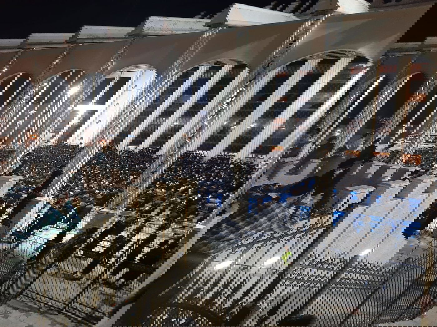 עם קפסולות ומסכות: תיעוד החופה בבעלזא