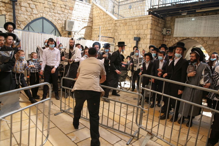 מהומה במירון: המתפללים פרצו לתוך הציון