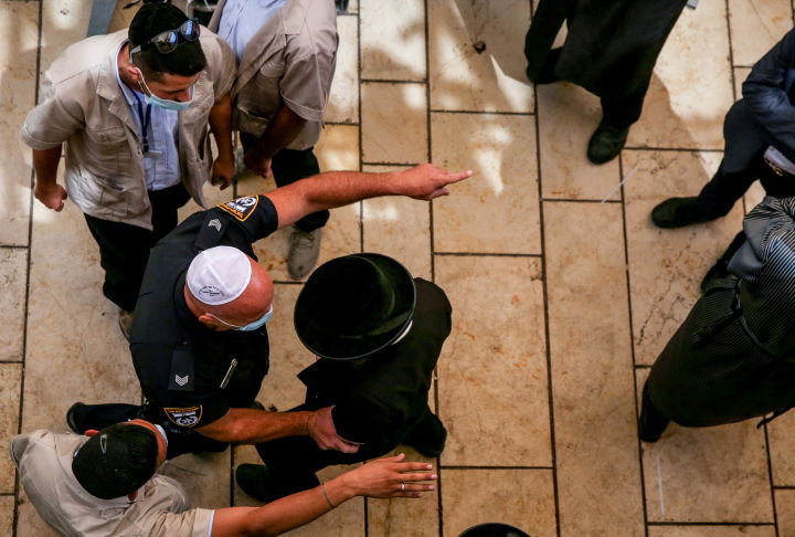 מהומה במירון: המתפללים פרצו לתוך הציון