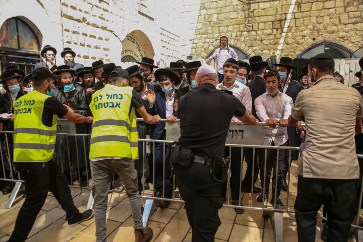 מהומה במירון: המתפללים פרצו לתוך הציון