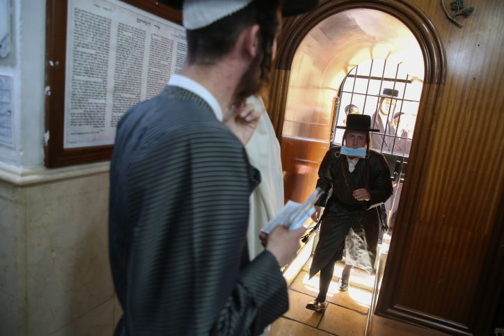 מהומה במירון: המתפללים פרצו לתוך הציון