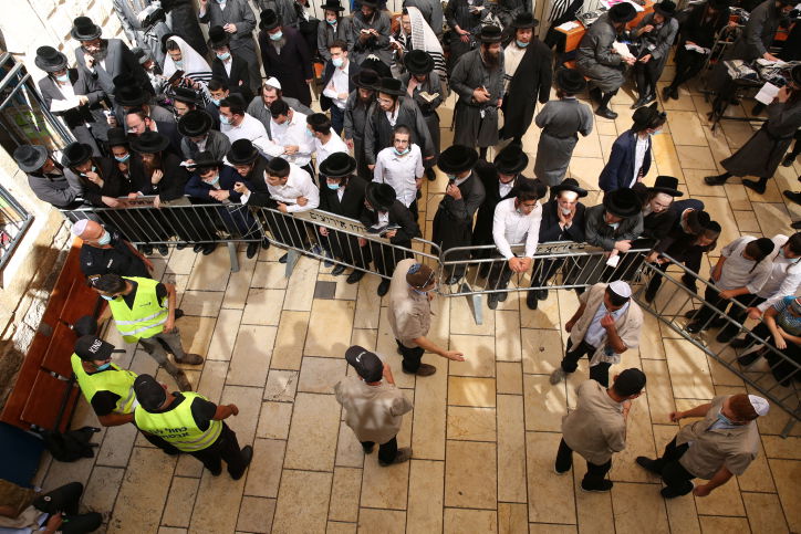 מהומה במירון: המתפללים פרצו לתוך הציון