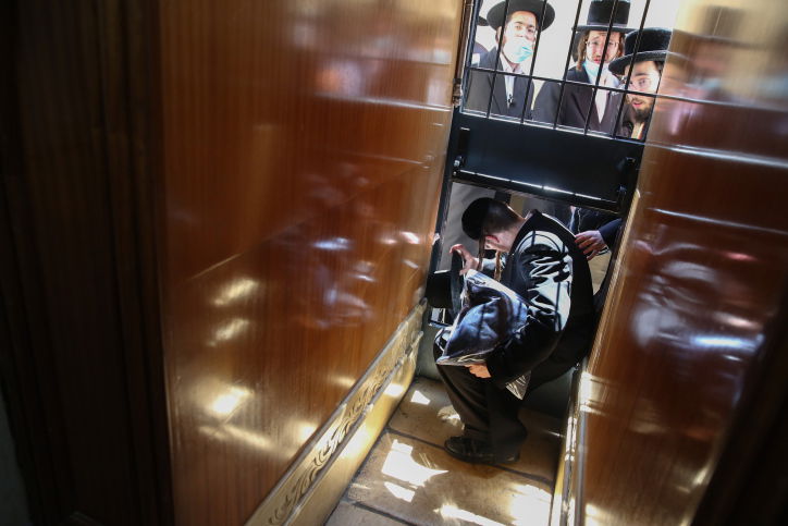 מהומה במירון: המתפללים פרצו לתוך הציון