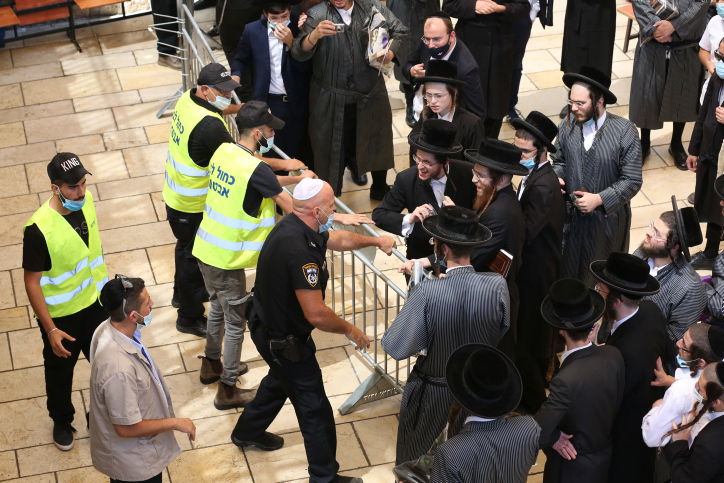 מהומה במירון: המתפללים פרצו לתוך הציון