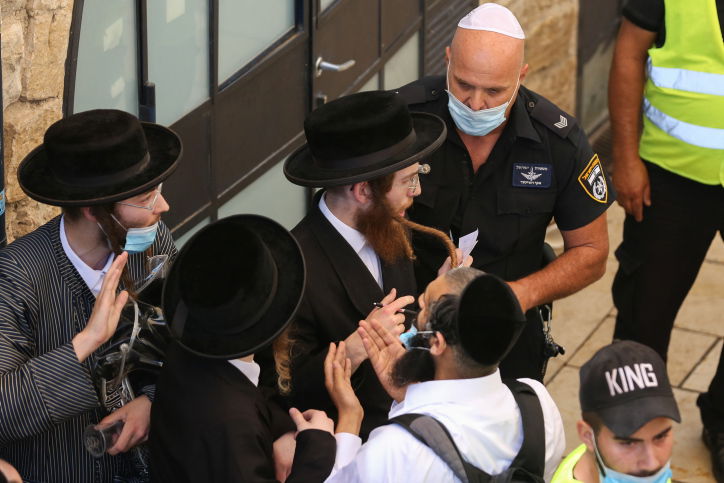 מהומה במירון: המתפללים פרצו לתוך הציון