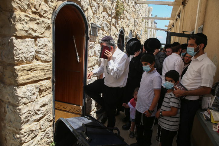 מהומה במירון: המתפללים פרצו לתוך הציון