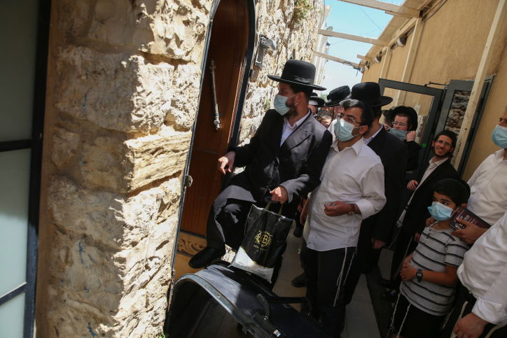 מהומה במירון: המתפללים פרצו לתוך הציון