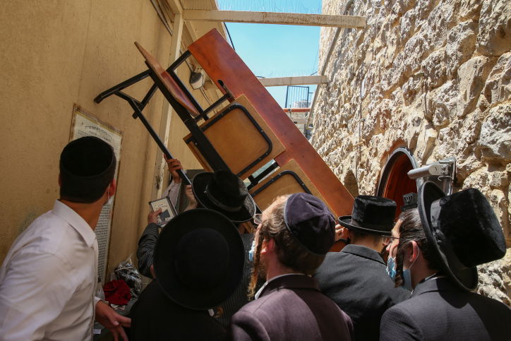 מהומה במירון: המתפללים פרצו לתוך הציון