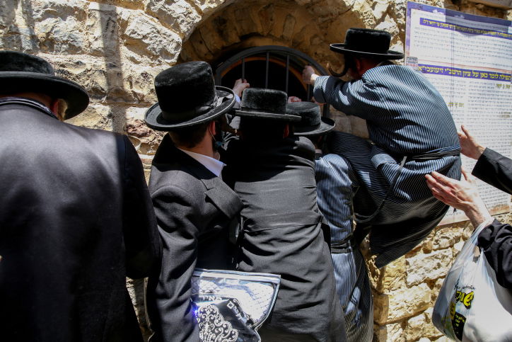 מהומה במירון: המתפללים פרצו לתוך הציון