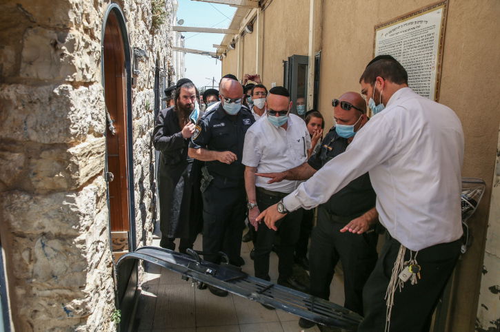 מהומה במירון: המתפללים פרצו לתוך הציון