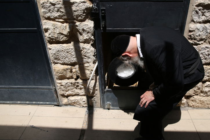 מהומה במירון: המתפללים פרצו לתוך הציון