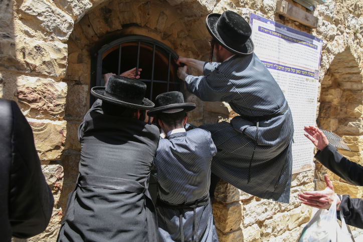 מהומה במירון: המתפללים פרצו לתוך הציון