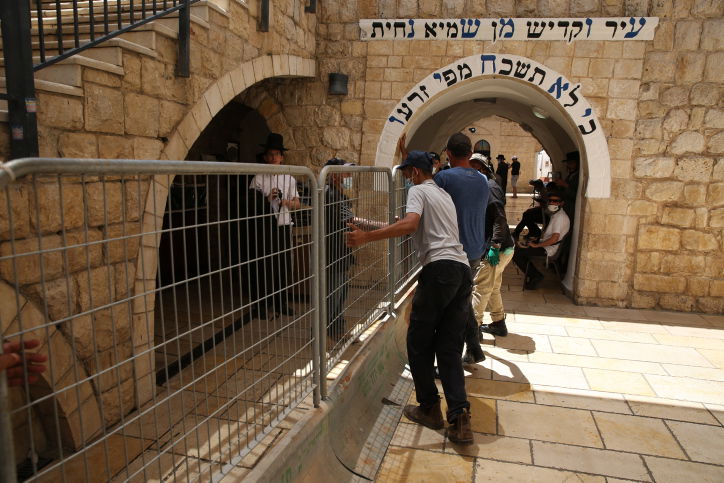 מהומה במירון: המתפללים פרצו לתוך הציון