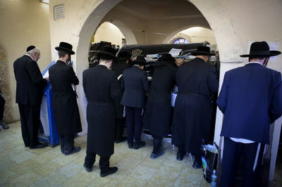 מתפללים בציון בעמוקה. למצולמי אין קשר לנאמר בכתבה