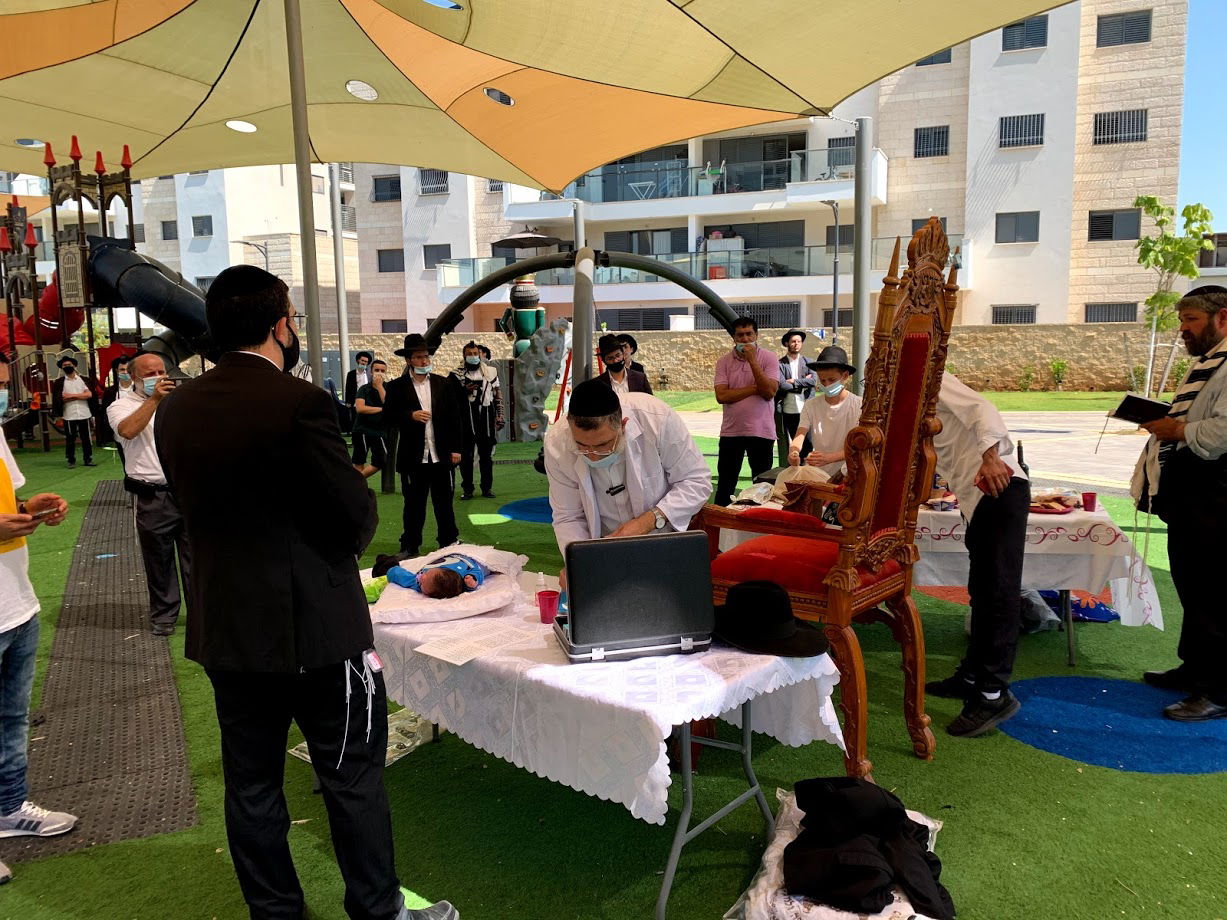 ב"מניין חצרות" בלוד: ברית לבן ניצולת יד לאחים