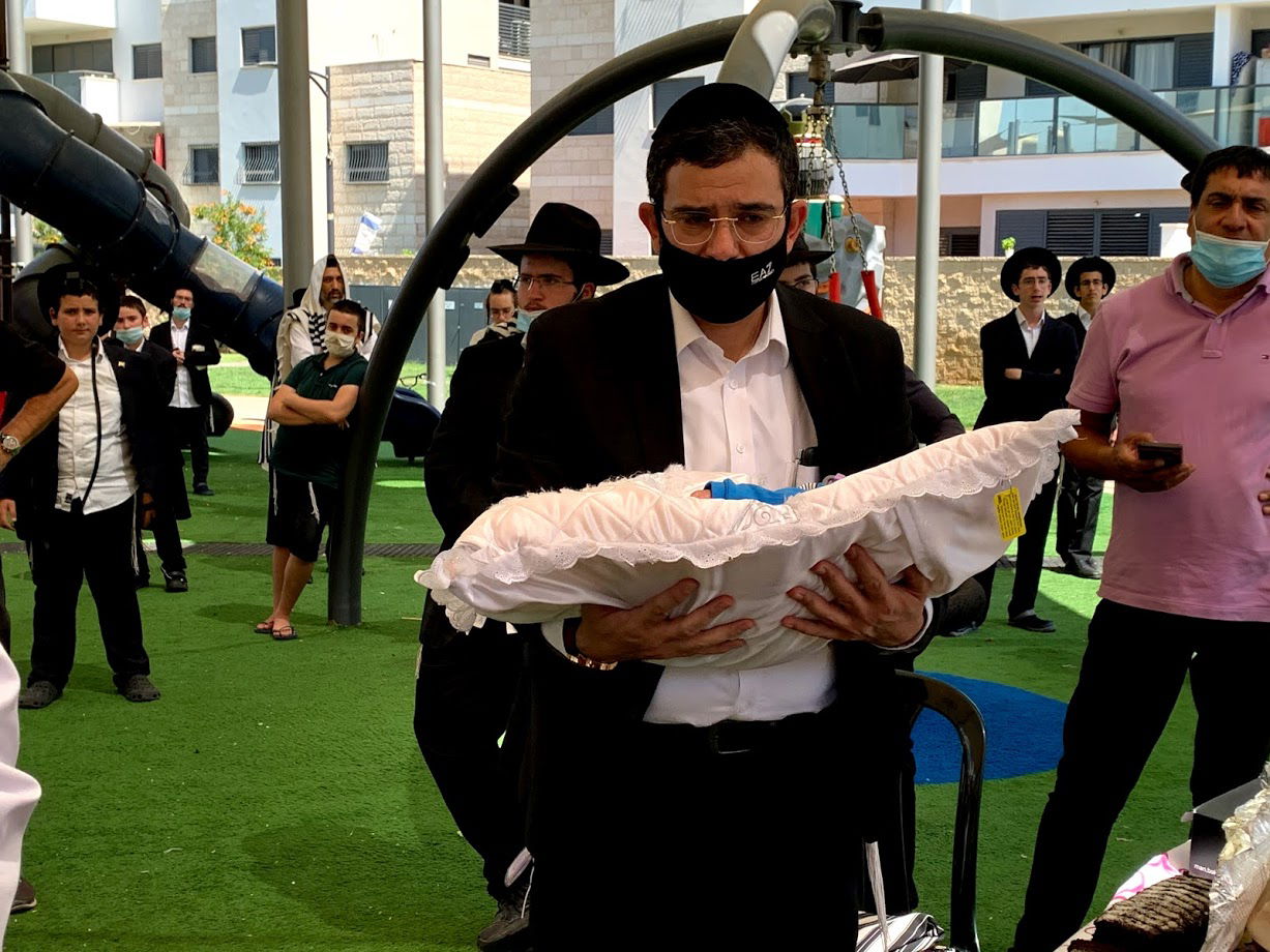 ב"מניין חצרות" בלוד: ברית לבן ניצולת יד לאחים