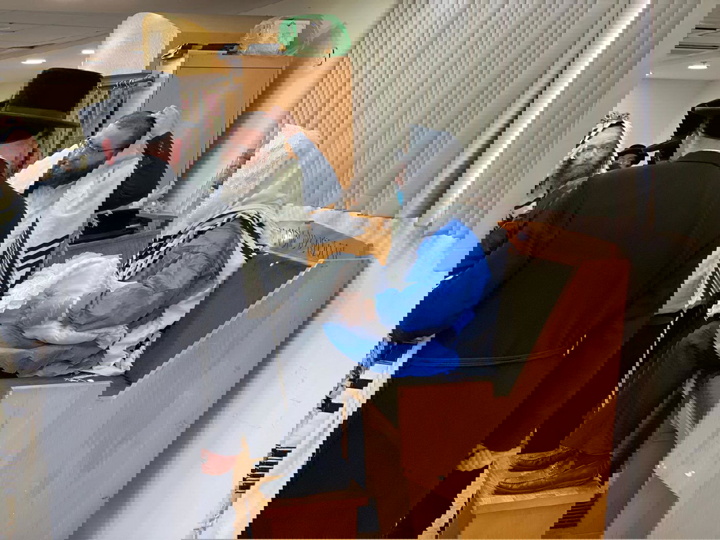 התרגשות במלונית: האבא התמגן ושימש סנדק בברית לבנו