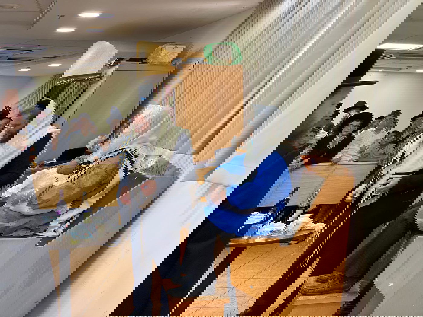 התרגשות במלונית: האבא התמגן ושימש סנדק בברית לבנו