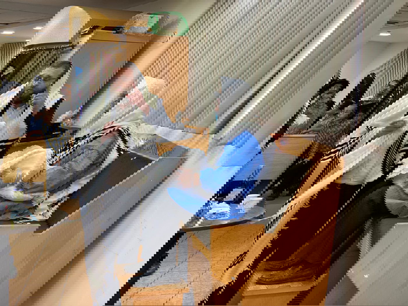 התרגשות במלונית: האבא התמגן ושימש סנדק בברית לבנו