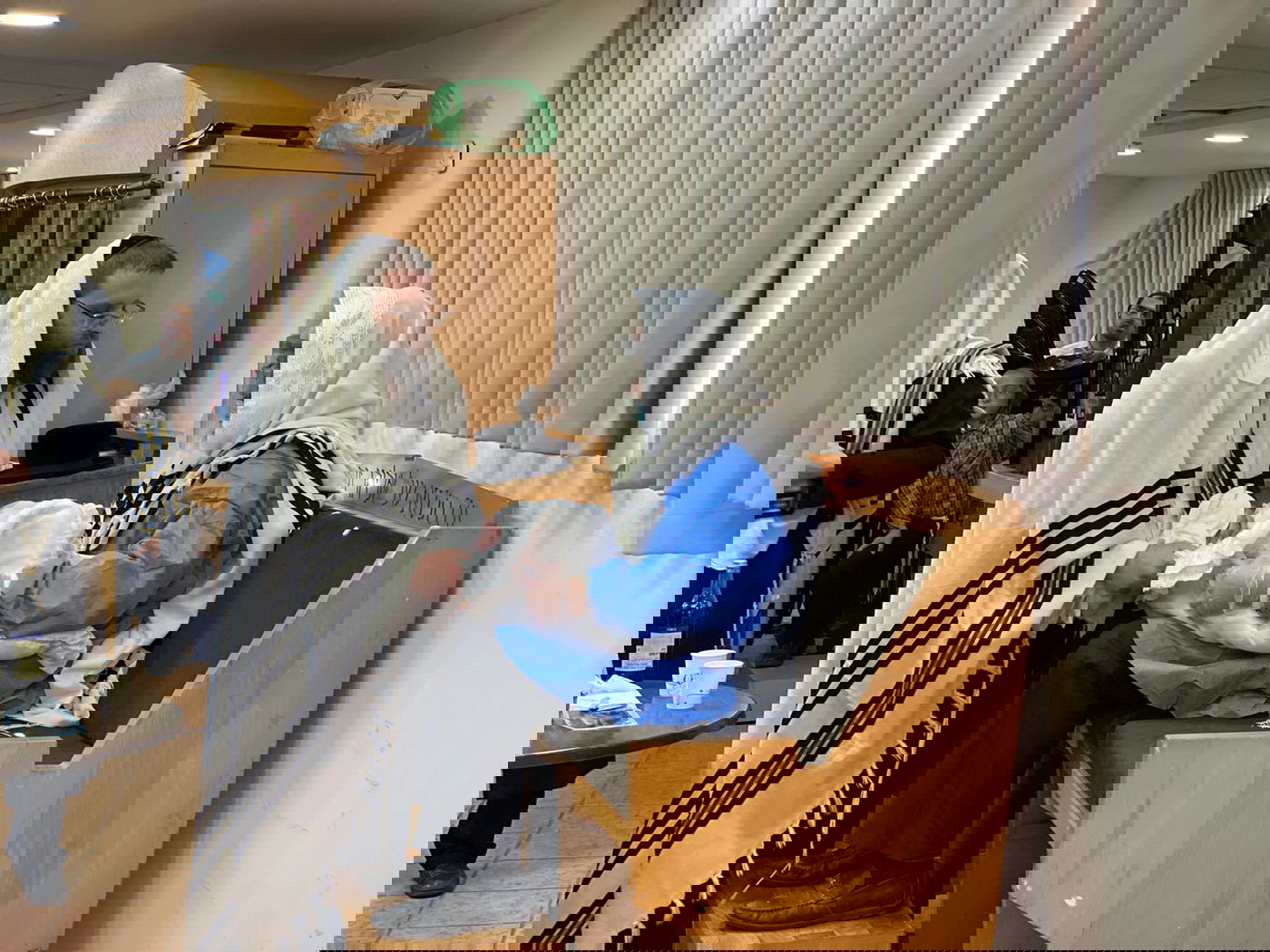 התרגשות במלונית: האבא התמגן ושימש סנדק בברית לבנו