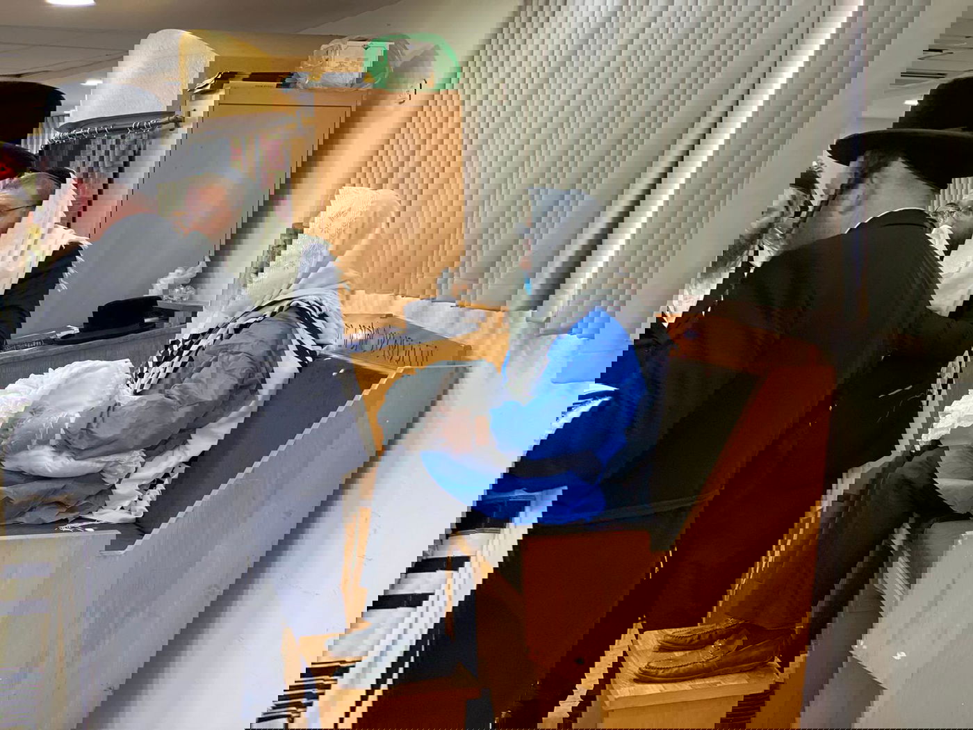 התרגשות במלונית: האבא התמגן ושימש סנדק בברית לבנו