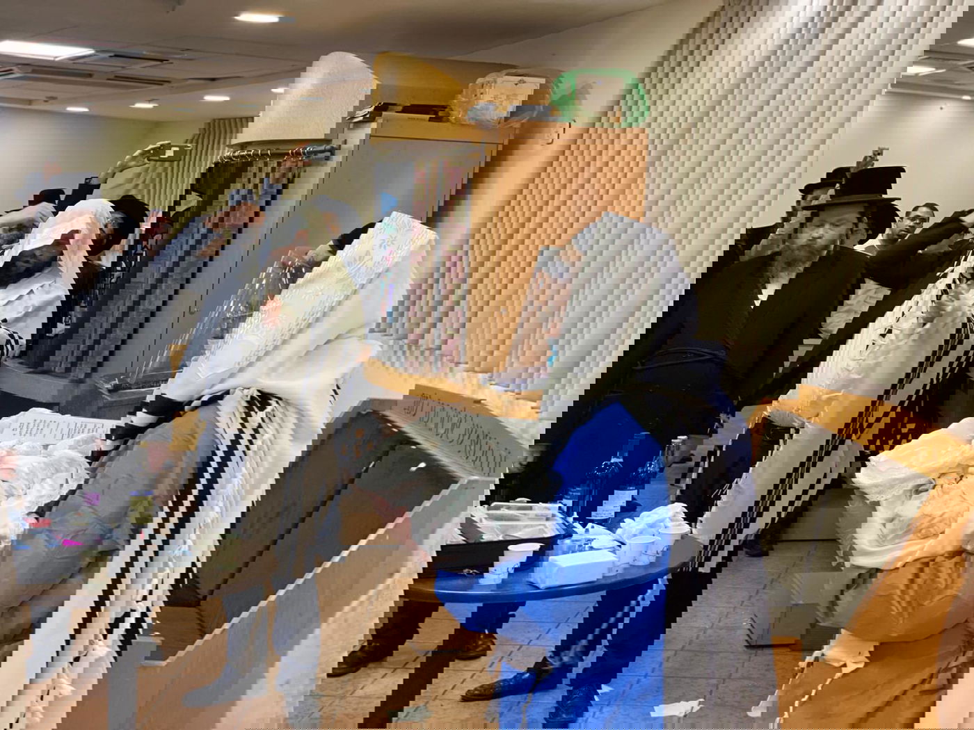 התרגשות במלונית: האבא התמגן ושימש סנדק בברית לבנו