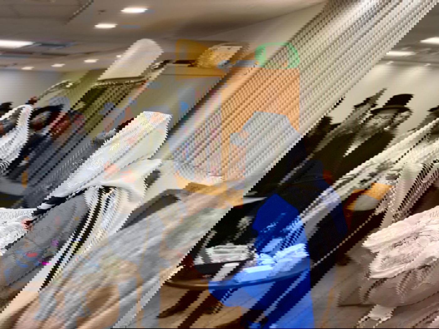 התרגשות במלונית: האבא התמגן ושימש סנדק בברית לבנו