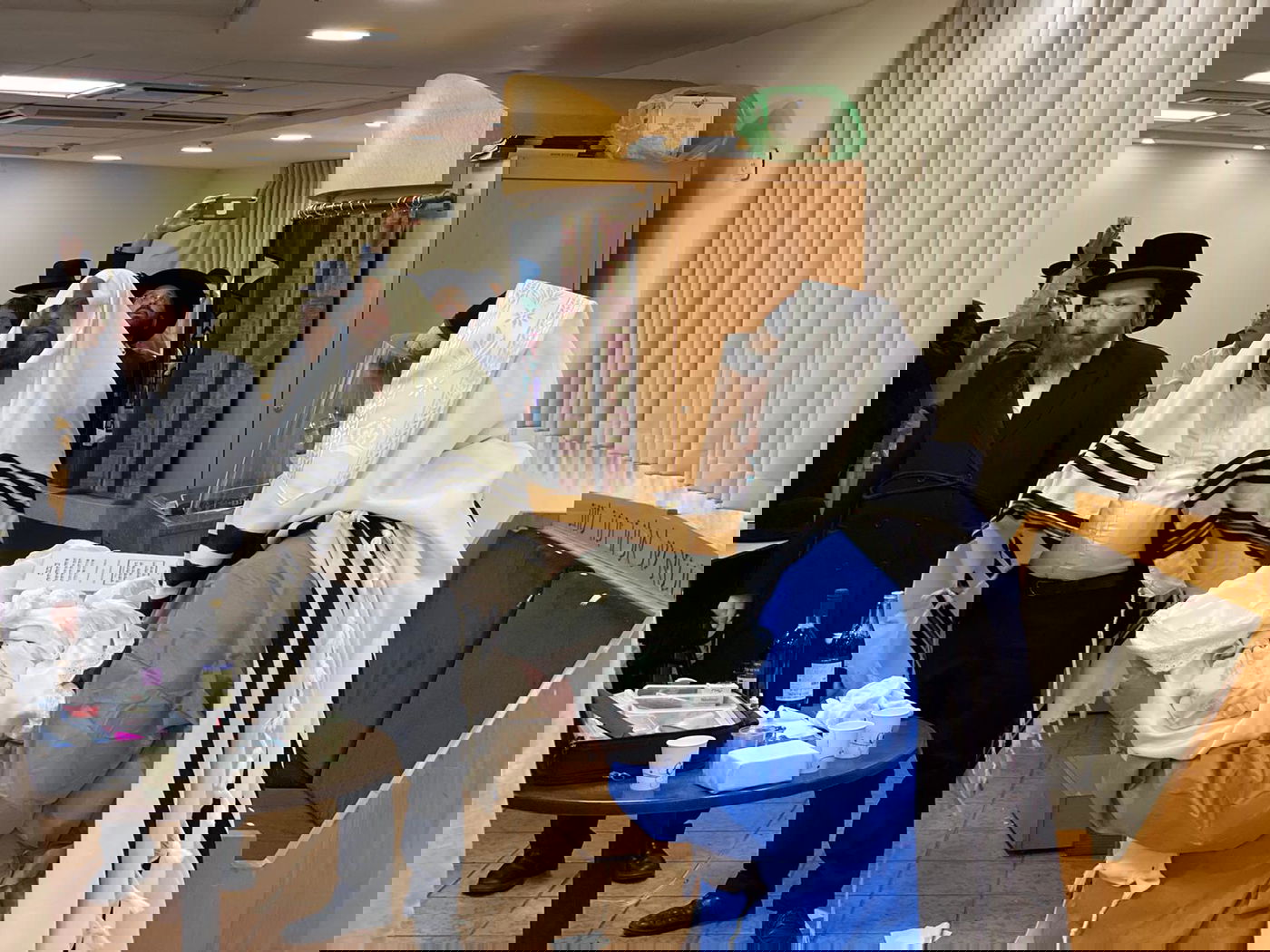 התרגשות במלונית: האבא התמגן ושימש סנדק בברית לבנו