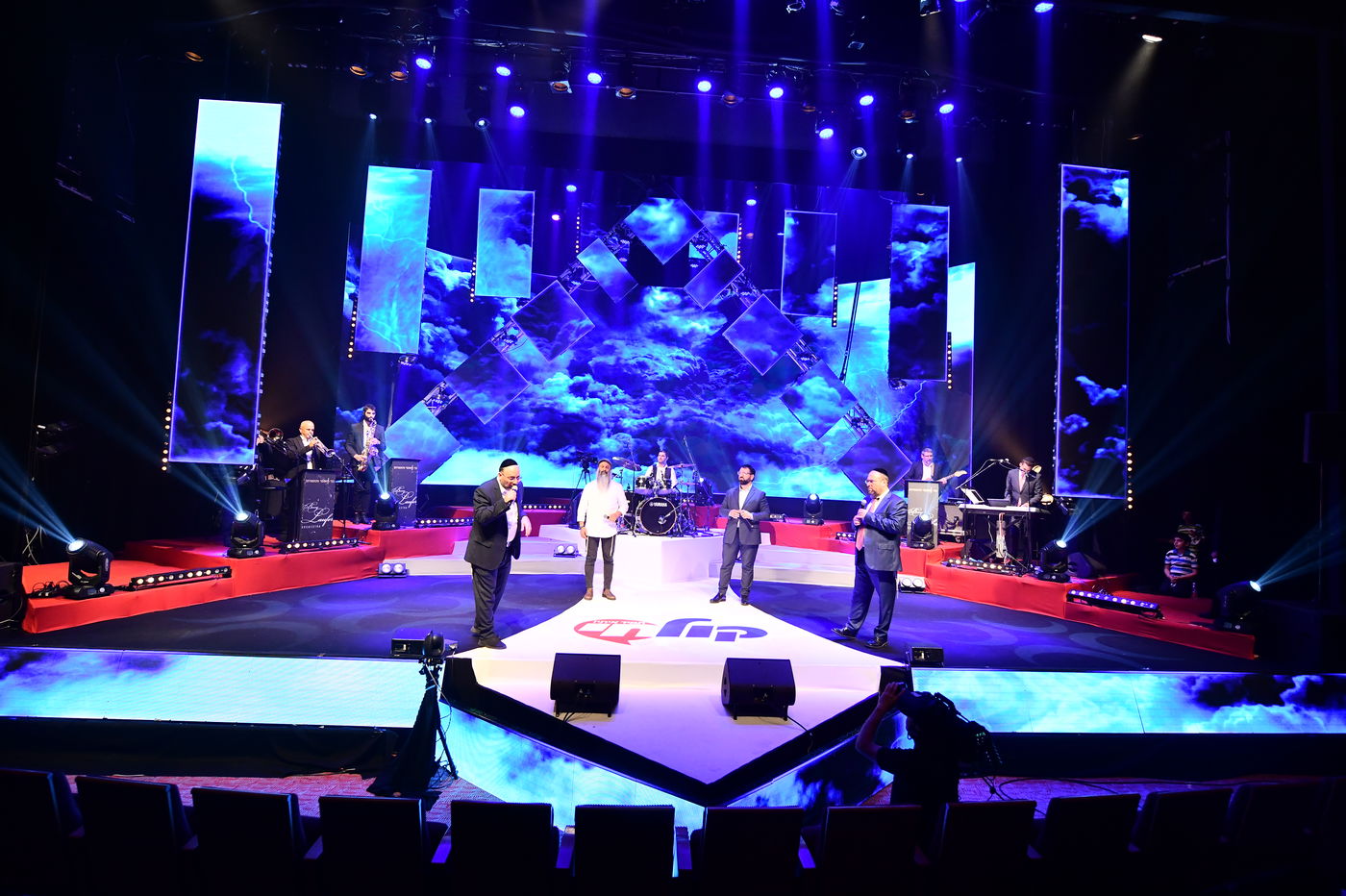 זמרי קול חי מיוזיק במופע מוזיקלי סוחף ומרגש • צפו