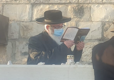 האדמו"ר מצאנז עם מסכה