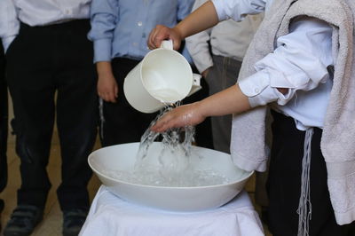 האם תמיד צריך ליטול ידיים כאשר אוכלים לחם?