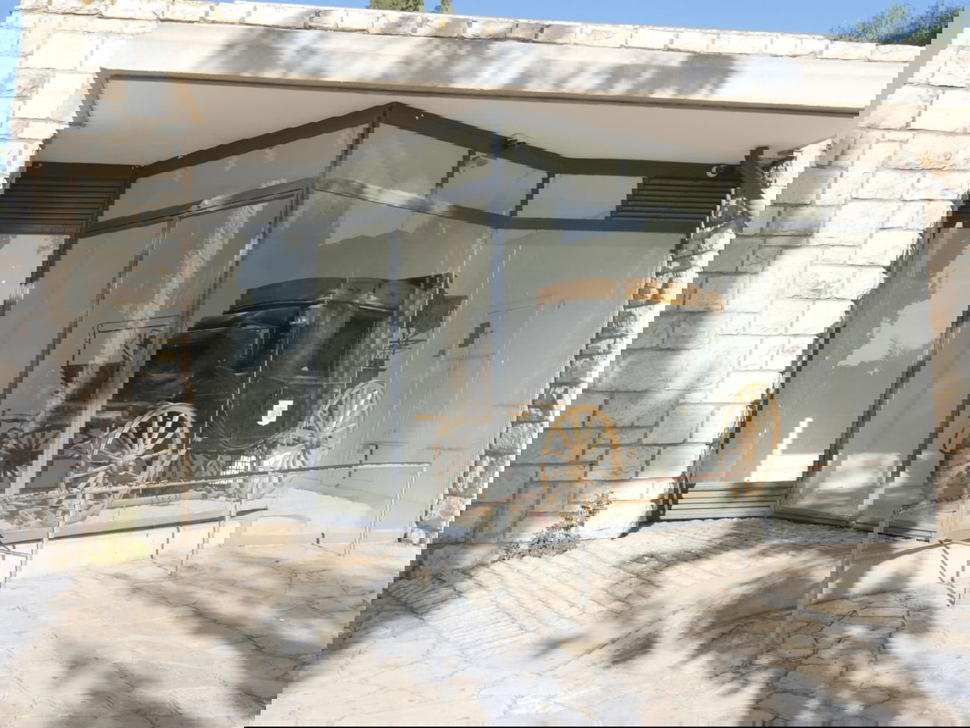 סיור שונה בשכונה הציורית 'ימין משה' • צפו