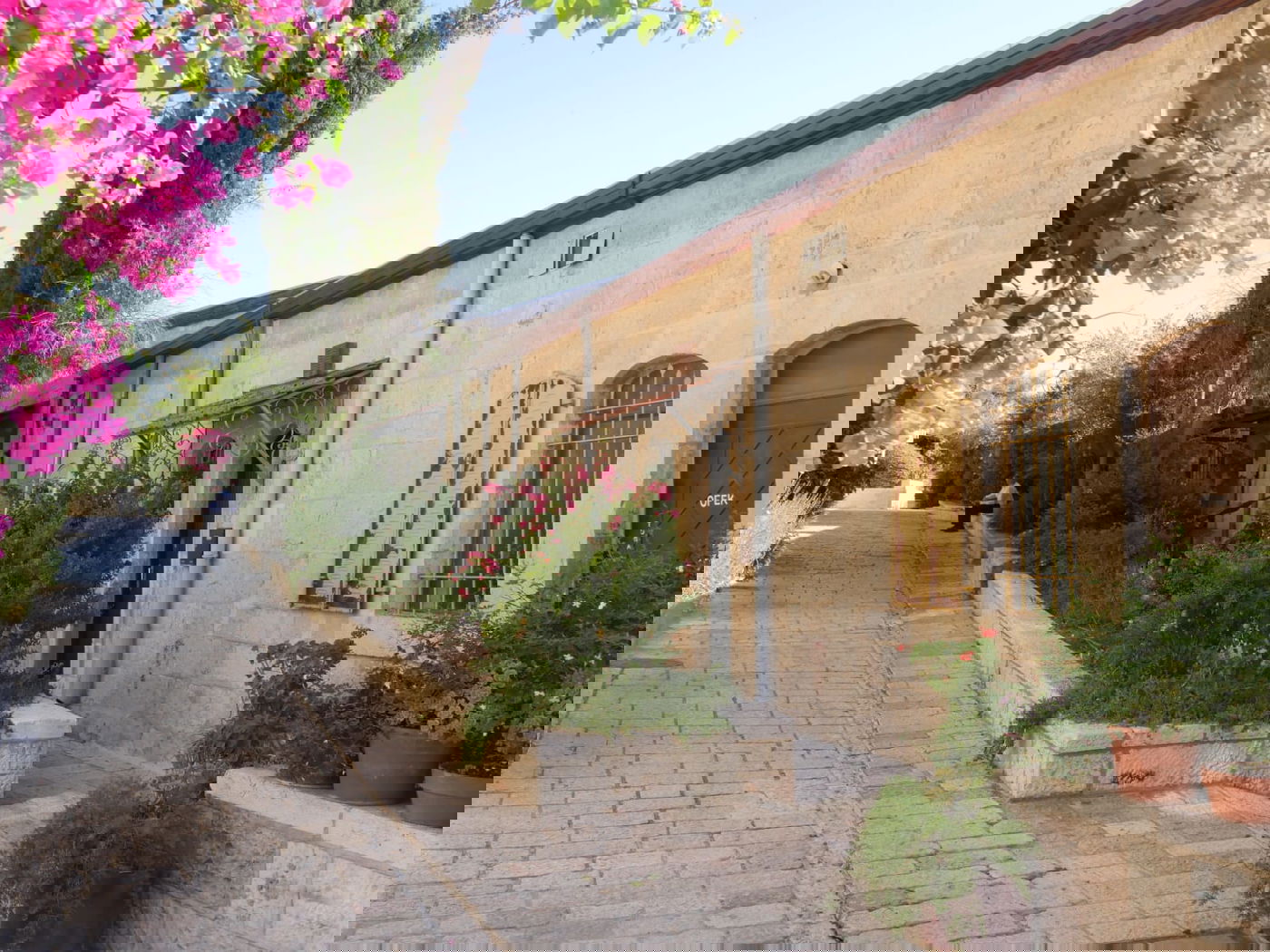 סיור שונה בשכונה הציורית 'ימין משה' • צפו