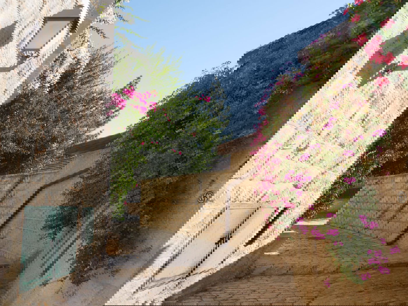 סיור שונה בשכונה הציורית 'ימין משה' • צפו